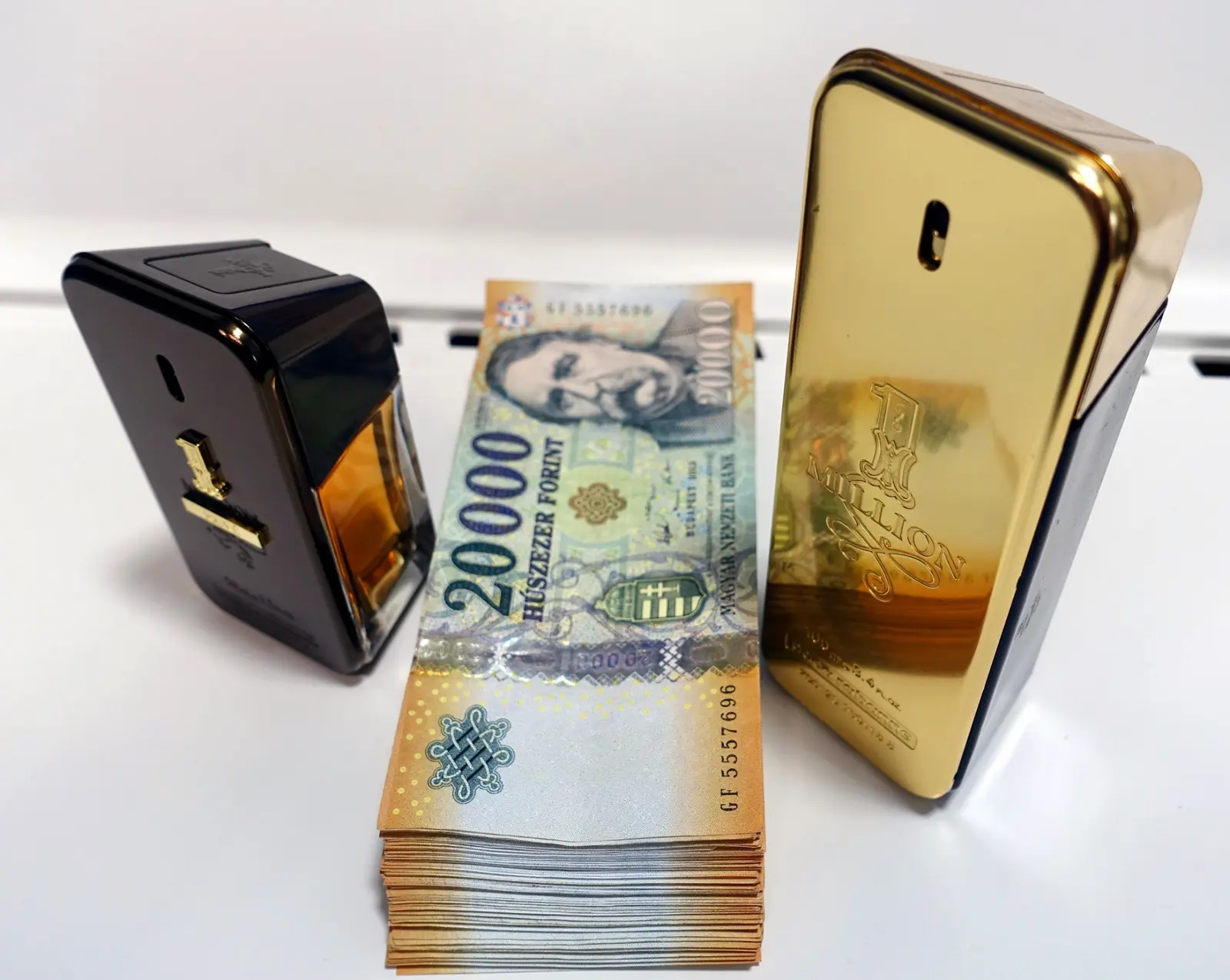 Luxusparfüm bankjegyekkel komponált reklámfotón