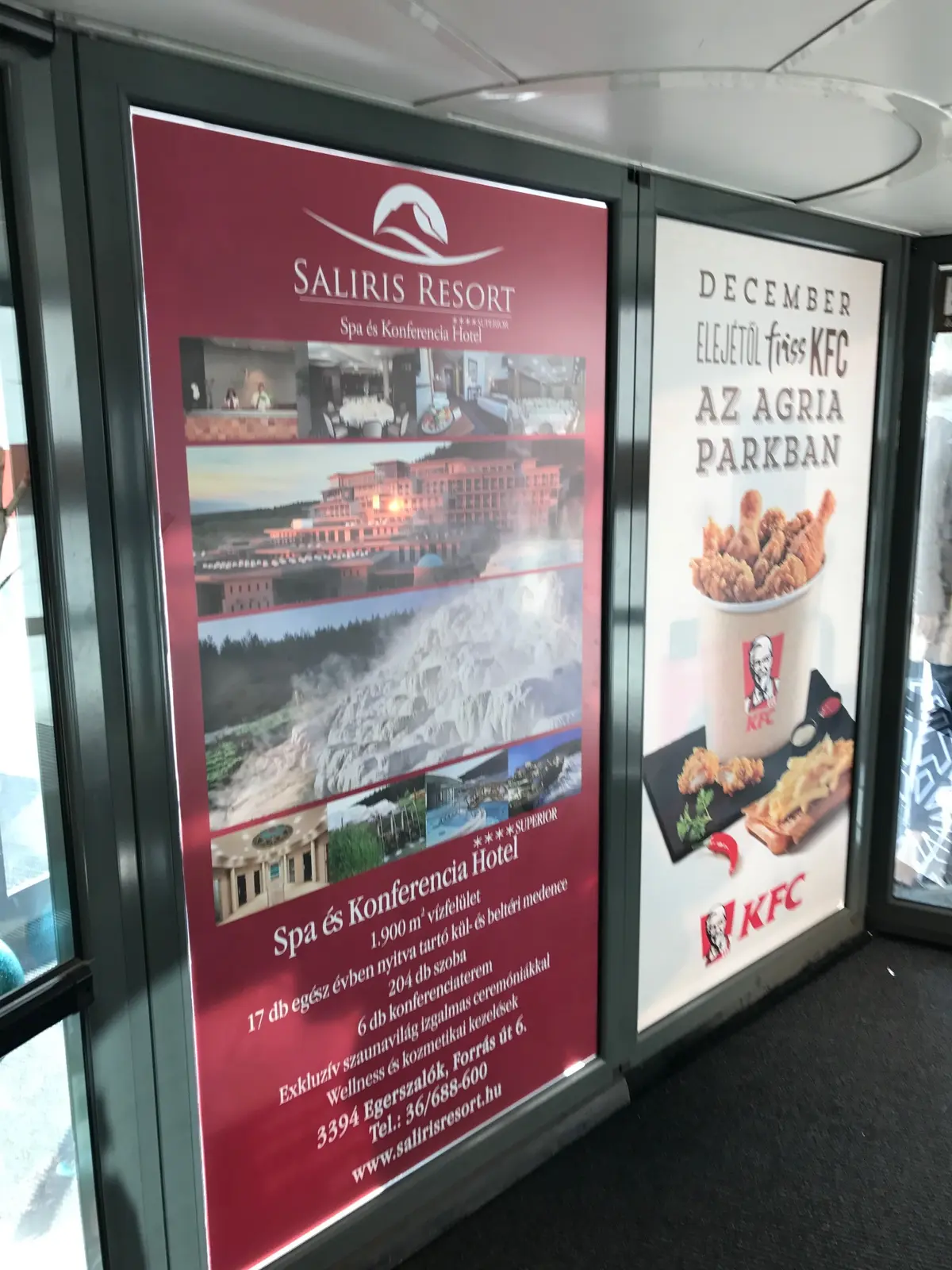 KFC és szállodai reklám egymás melletti kültéri felületen