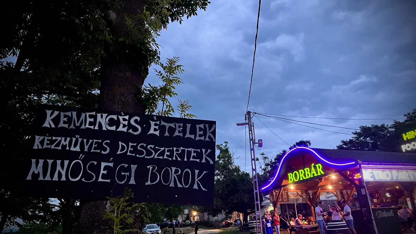 Kézműves ételeket és desszerteket hirdető tábla