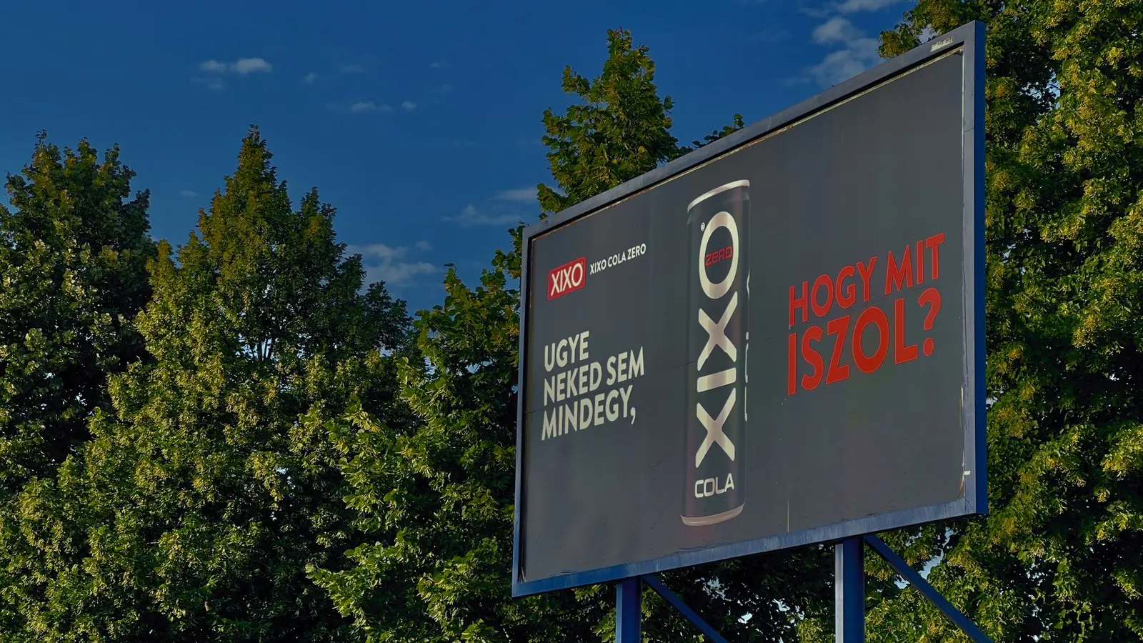 XIXO Zero provokatív szövegű óriásplakátja