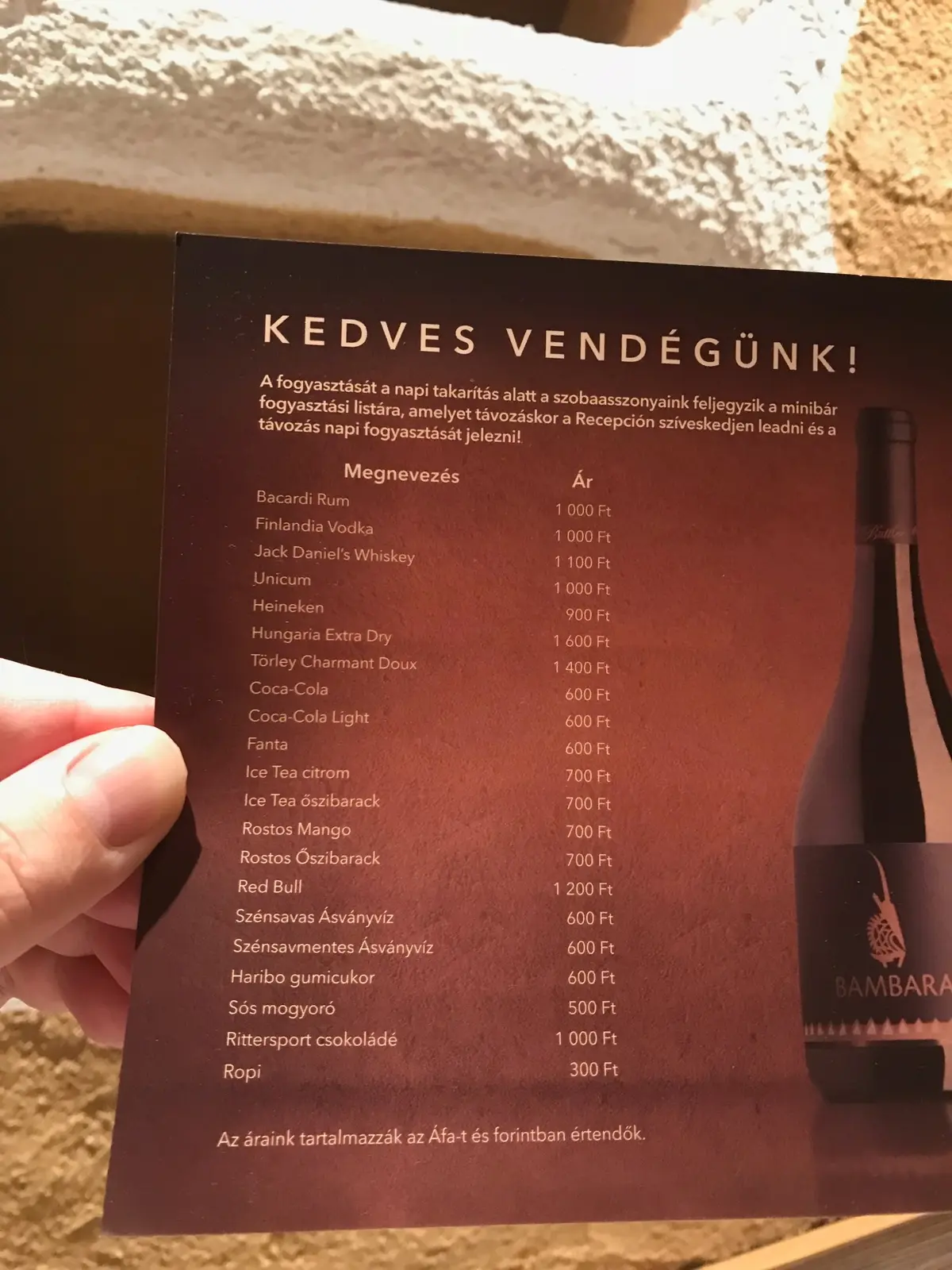 Szállodai minibár termékeit és árait felsoroló árlista