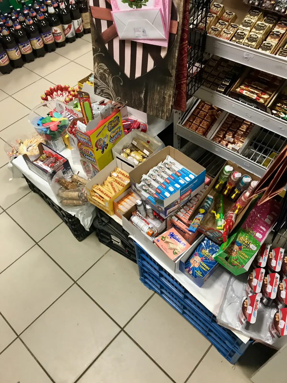 Pénztárnál, gyerekek szemmagasságában elhelyezett édességkínálat