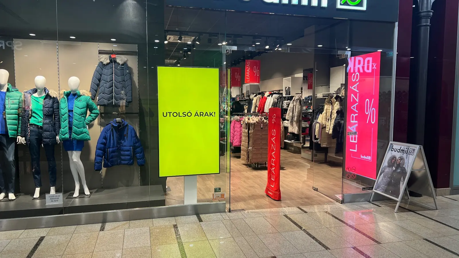 Utolsó árak feliratú üzletkirakat