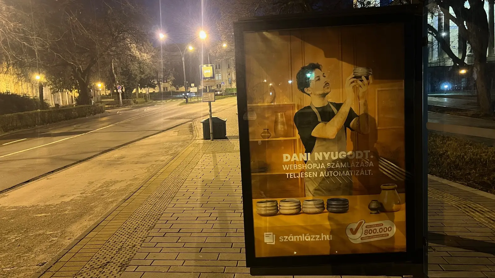 Automatizált számlázást hirdető kültéri reklám