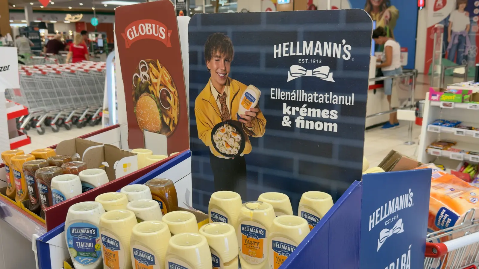Hellmann’s termékdisplay reklámarccal az üzletben