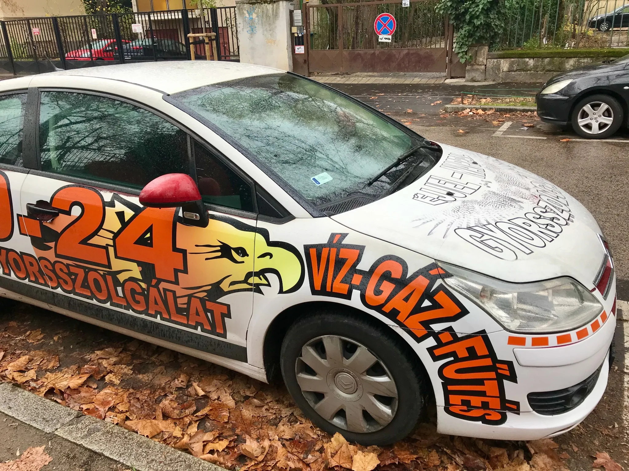 Teljes felületén víz-gáz-fűtés és 0–24 gyorsszolgálat feliratokkal dekorált szervizautó