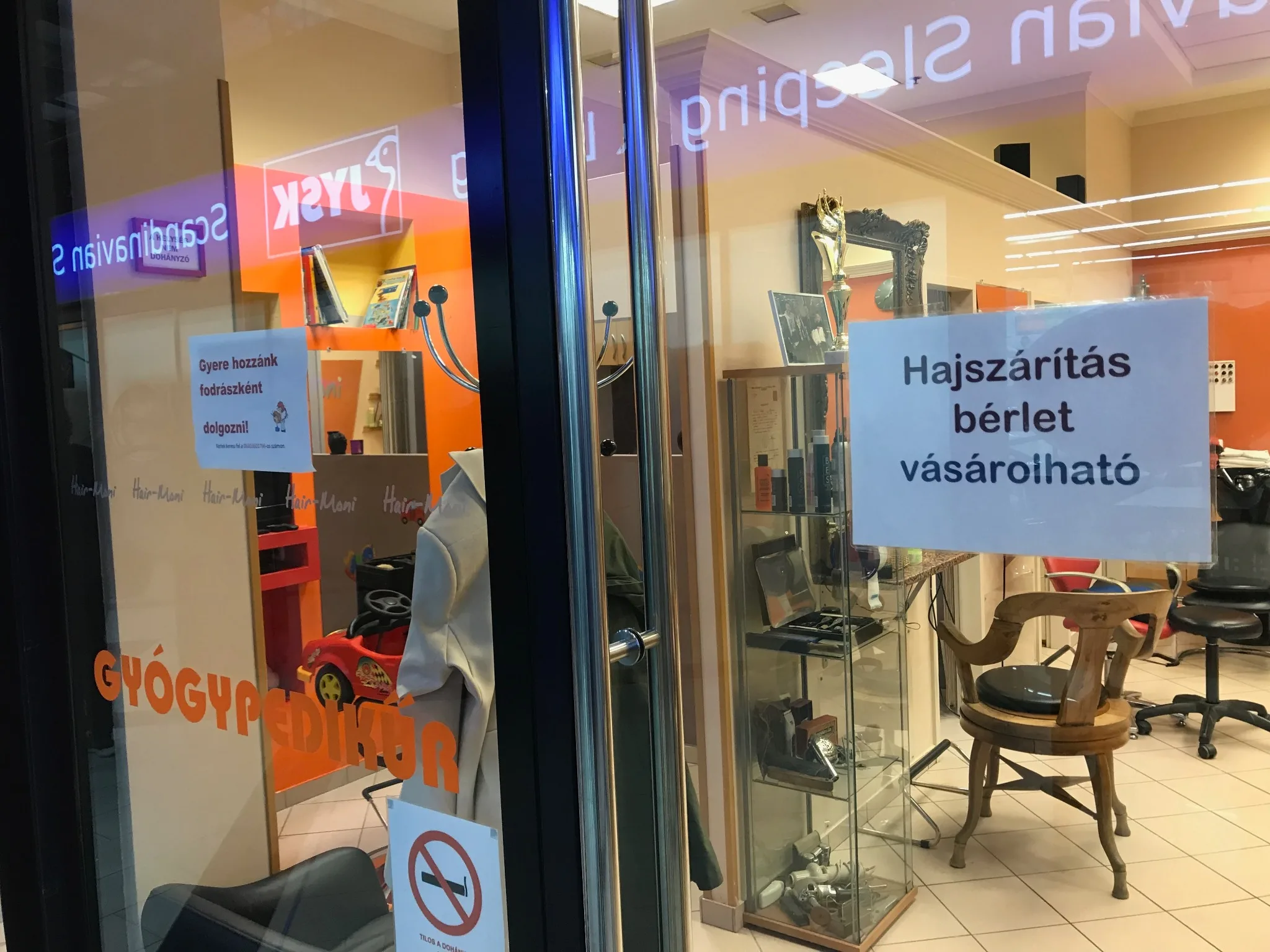 Fodrászüzlet kirakatán Hajszárítás bérlet vásárolható felirat