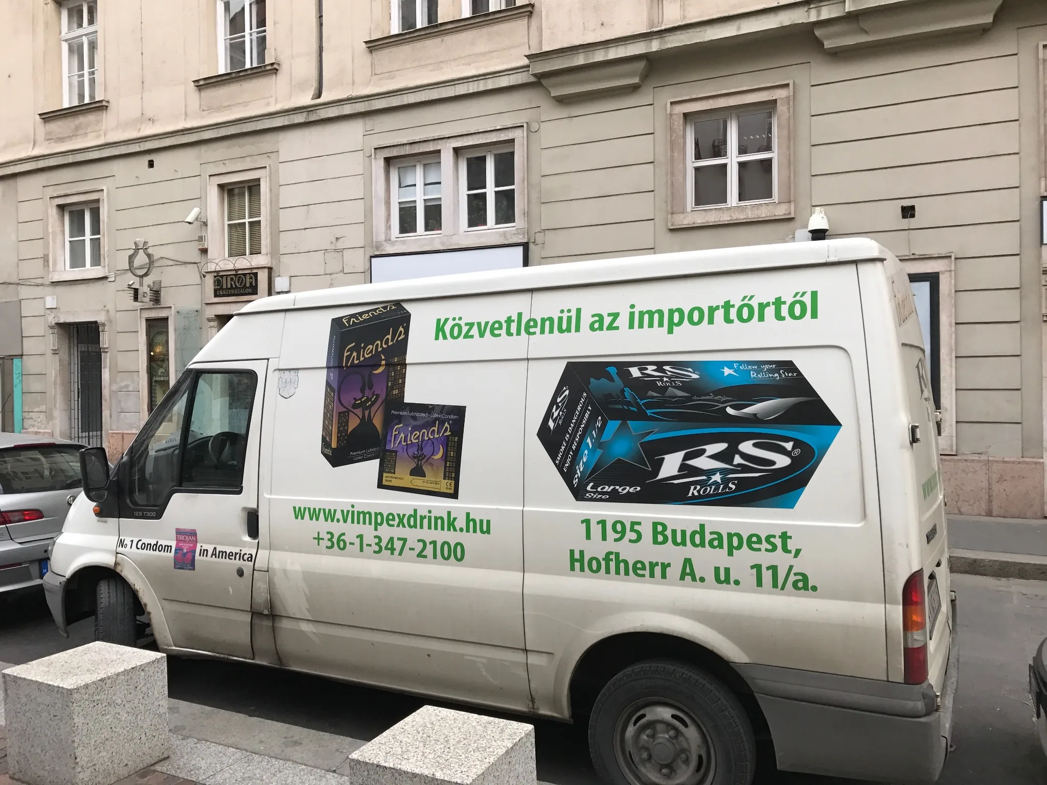 Furgon közvetlenül az importőrtől felirattal és termékcsomagolások nagyméretű képeivel