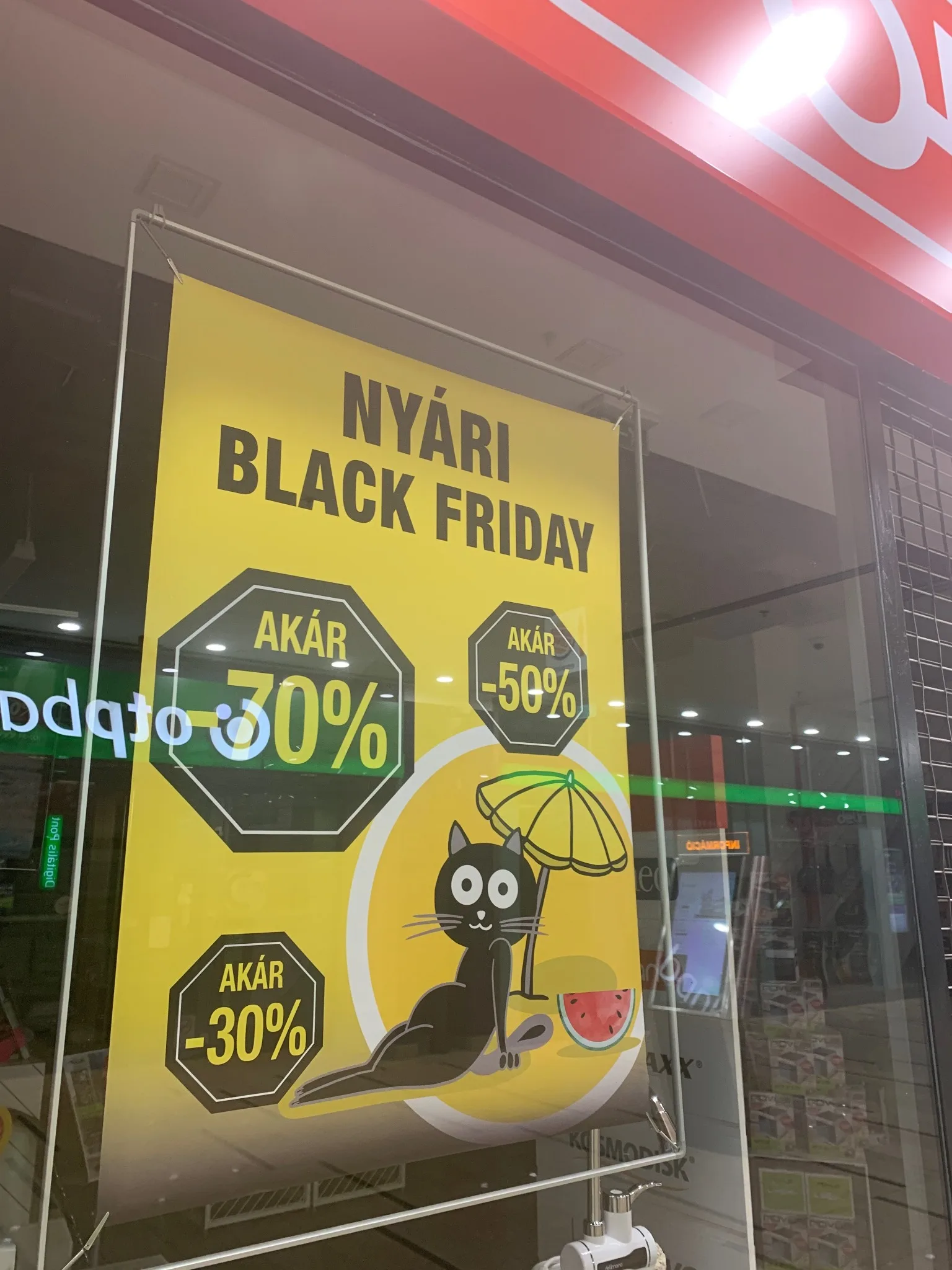 Nyári Black Friday plakát akár mínusz 30 és akár mínusz 50 százalékos kedvezményekkel