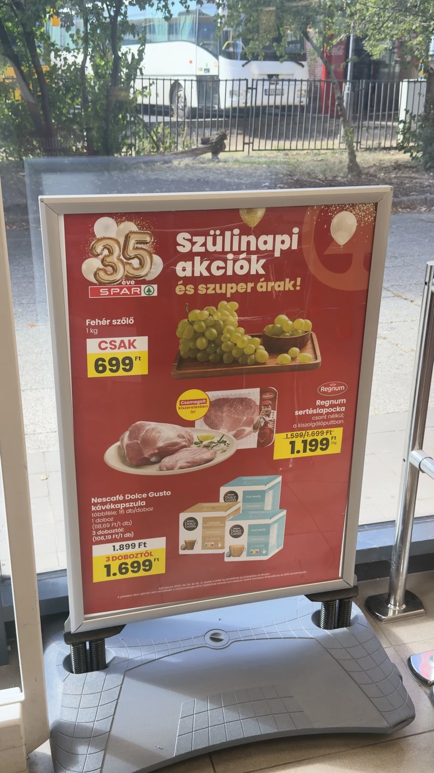 SPAR 35. születésnapi akciókat hirdető bolti plakát szőlővel, sertéslapockával és kávékapszulával
