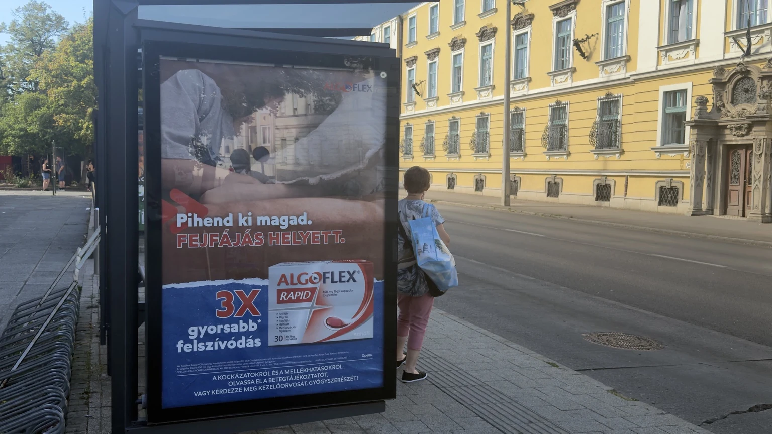 Algoflex Rapid gyógyszerreklám buszmegállóban Pihend ki magad, fejfájás helyett felirattal