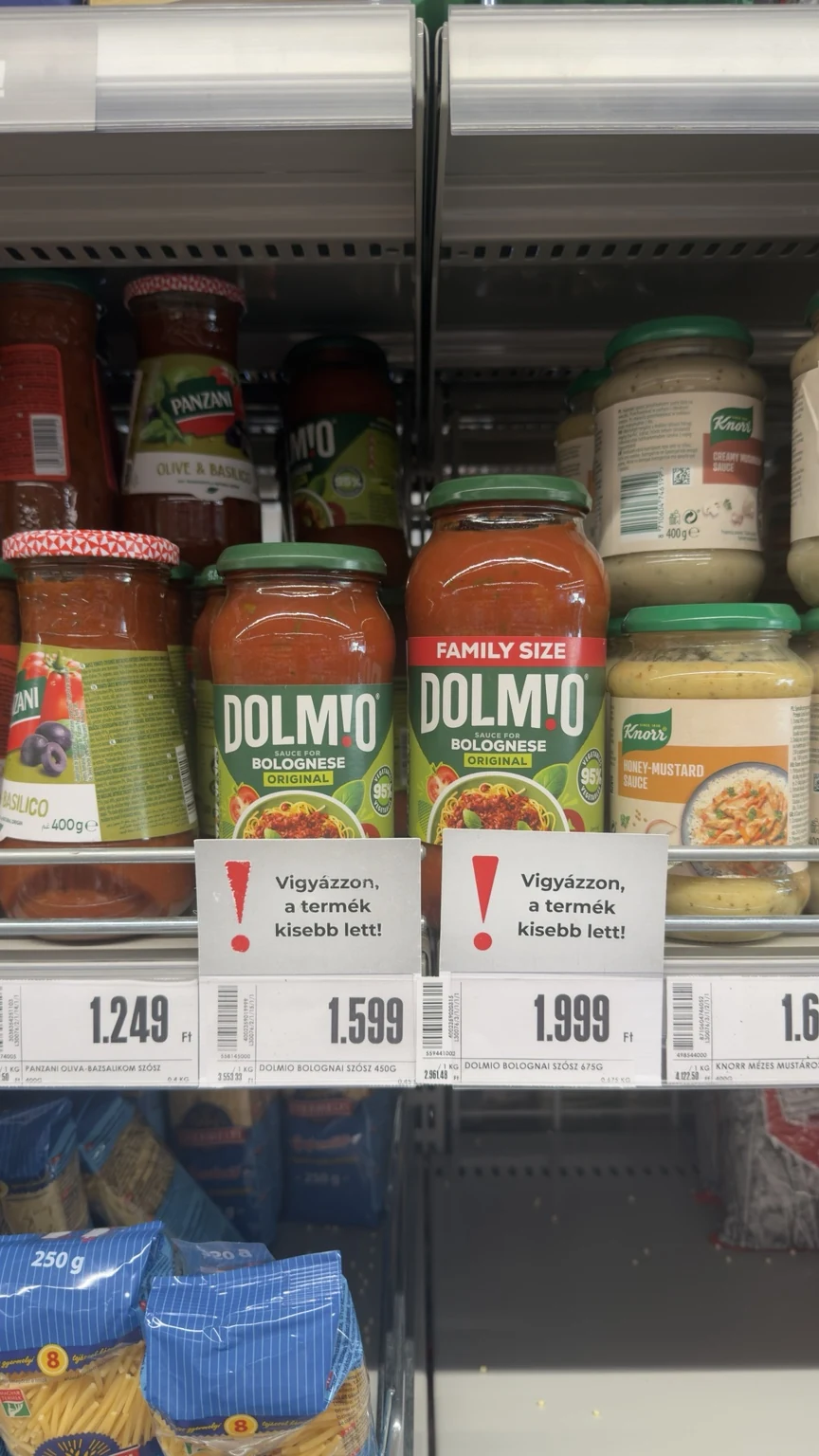 Dolmio szószok polcon, Vigyázzon, a termék kisebb lett feliratú figyelmeztető táblákkal és árakkal