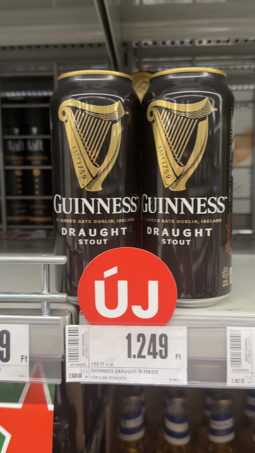 Guinness Draught dobozok üzleti polcon piros ÚJ polcjelöléssel és 1249 forintos árral