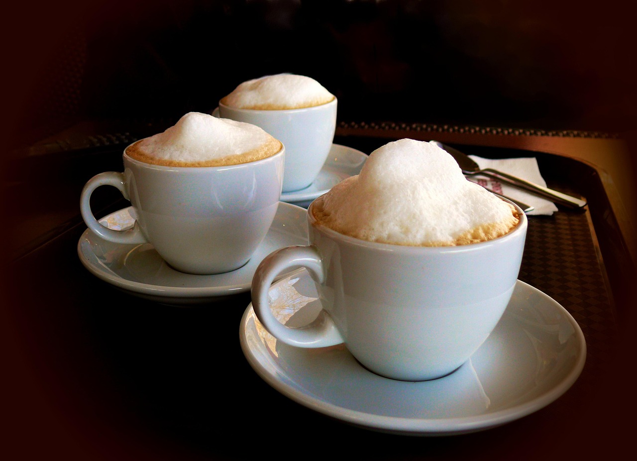 Három csésze cappuccino egy kávézóban.