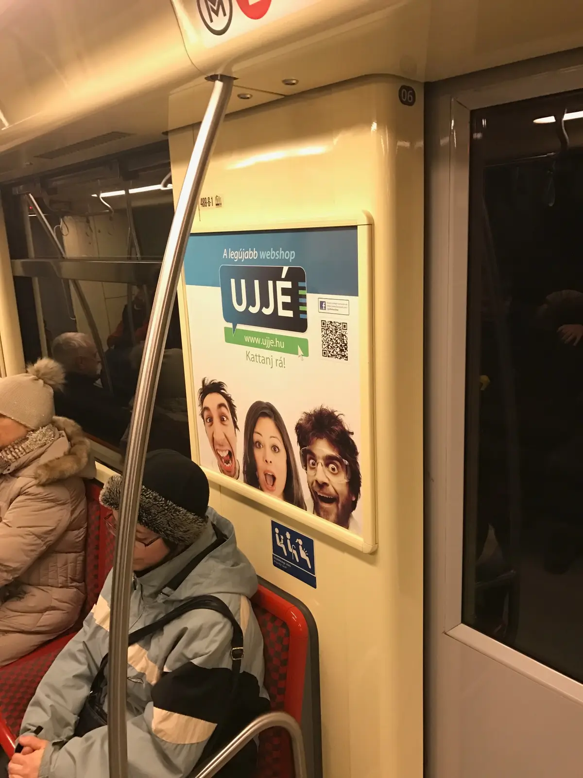 Nagy méretű webshop-hirdetés metróállomási környezetben