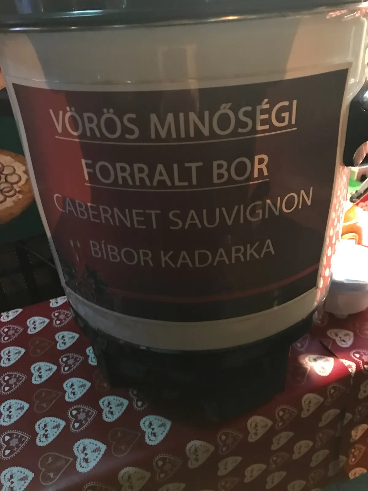 Humoros nevű bor palackja közelről