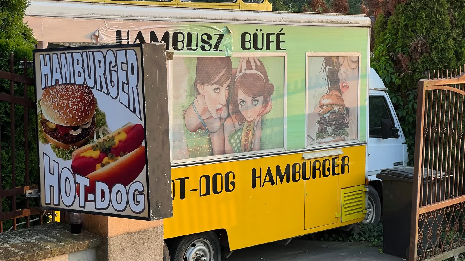 Két női figurával és orális szexre utaló hotdoggrafikával dekorált food truck