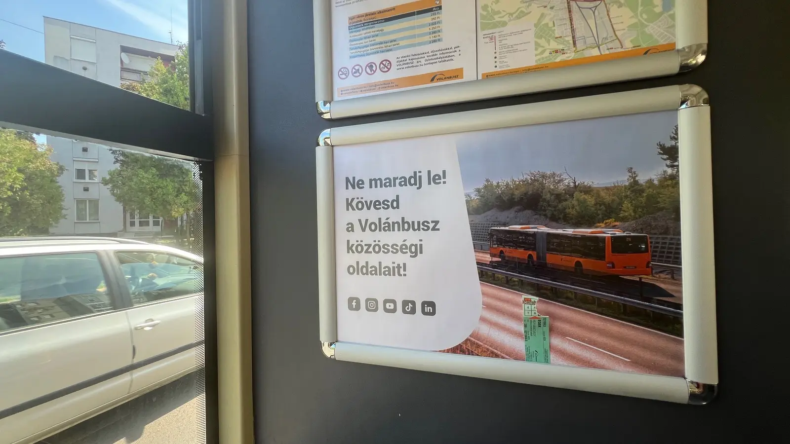 Ugyanaz a buszhirdetés a közlekedési környezetben