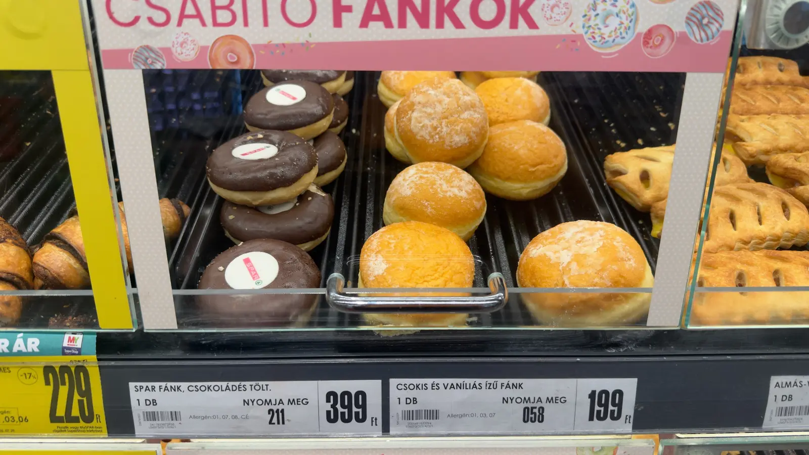 399 és 199 forintos fánkok egymás mellett árjelzéssel