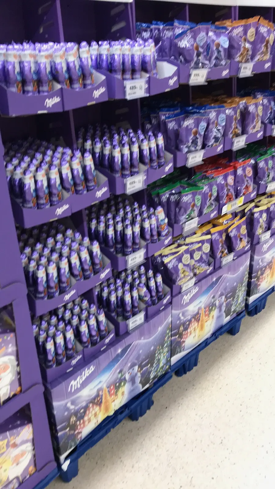 Milka Mikulás-napi és karácsonyi termékfal már októberi bolti kihelyezésben