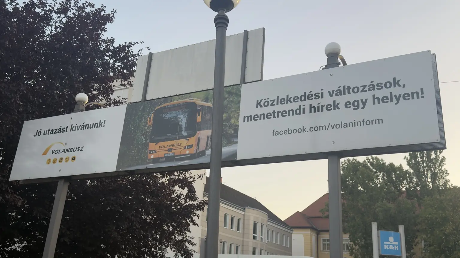 Volánbusz-óriásplakát a menetrendi hírekhez vezető Facebook-címmel és egy autóbusz képével