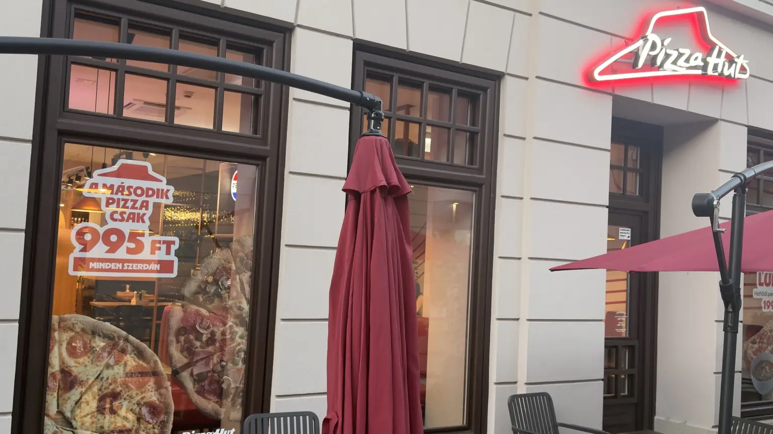 Pizza Hut-kirakat nagy pizzaképekkel és a második pizzát szerdán 995 forintért kínáló ajánlattal