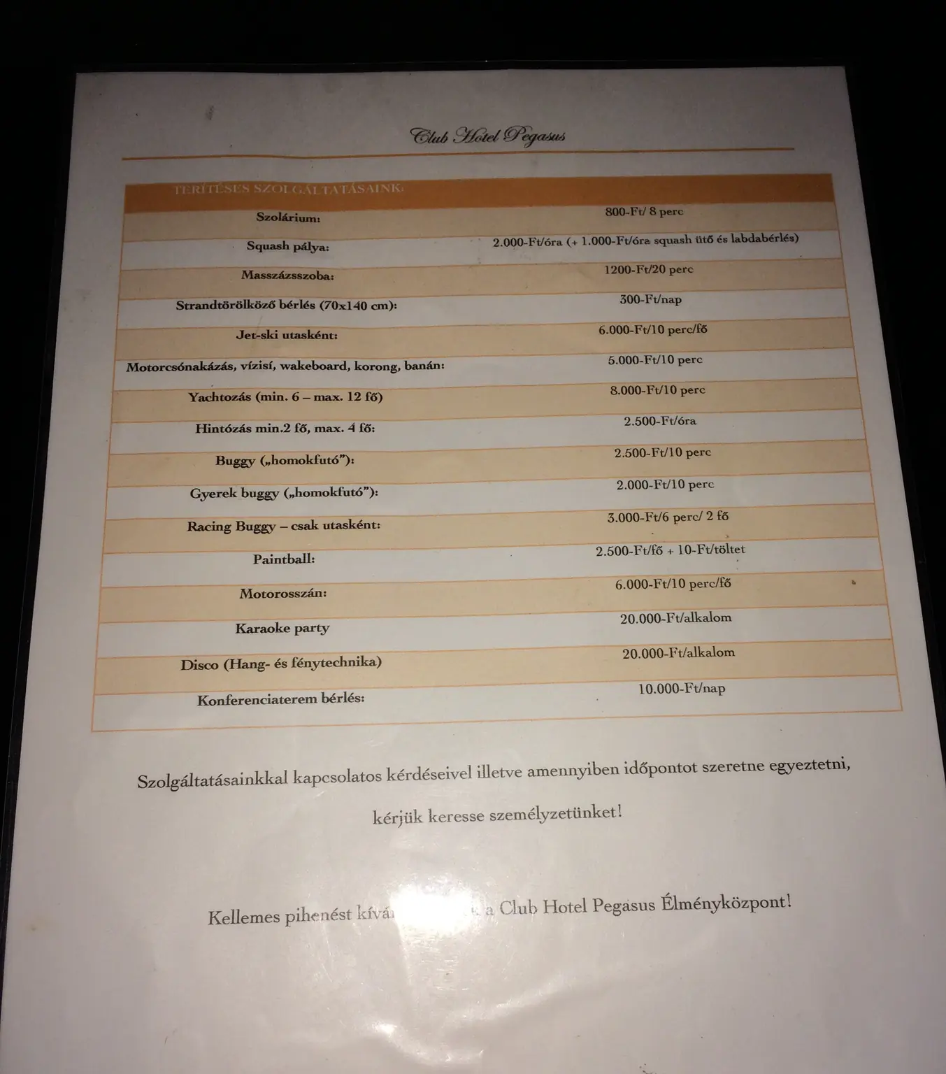 Archív szállodai szolgáltatási árlista sokféle programmal, eltérő időtartamokkal és árképzési egységekkel