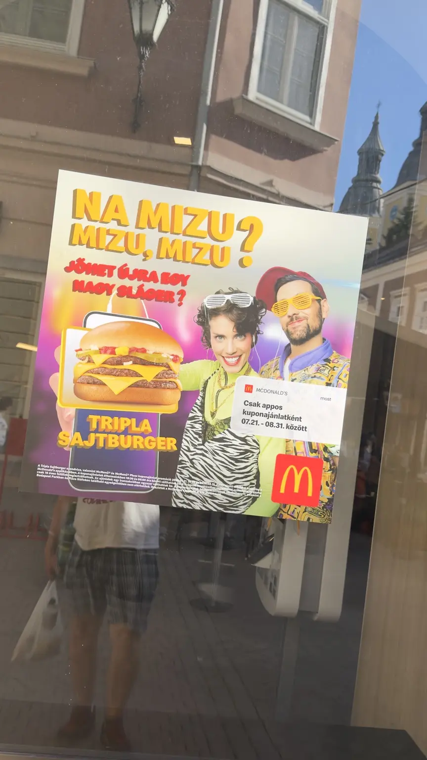 McDonald’s éttermi ablakplakát Tripla Sajtburgerrel és Csak appos kuponajánlatként felirattal