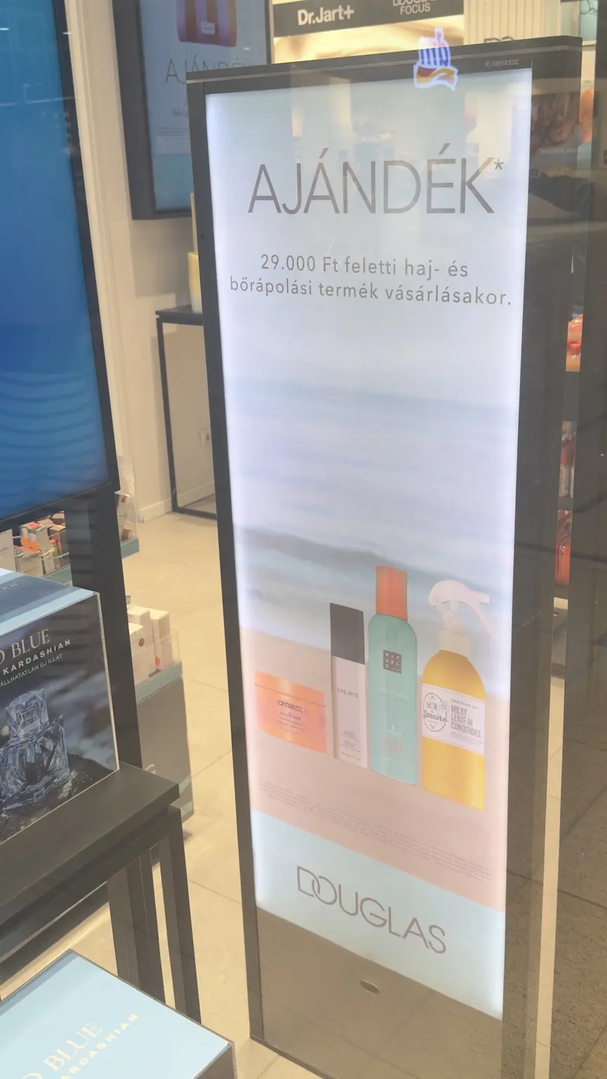 Douglas fényreklám ajándékajánlattal 29 000 forint feletti haj- és bőrápolási vásárláshoz