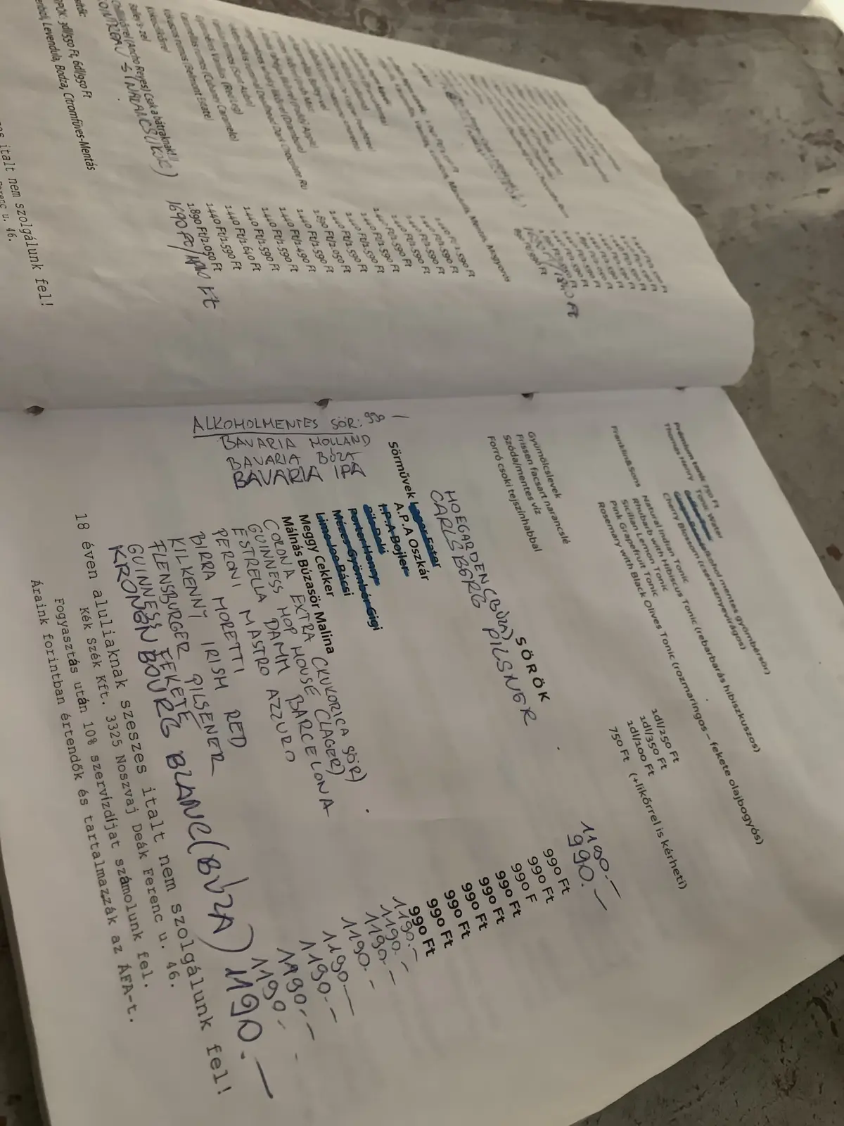 Nyomtatott éttermi itallap sok kézzel beírt tétellel, áthúzással és módosított árral