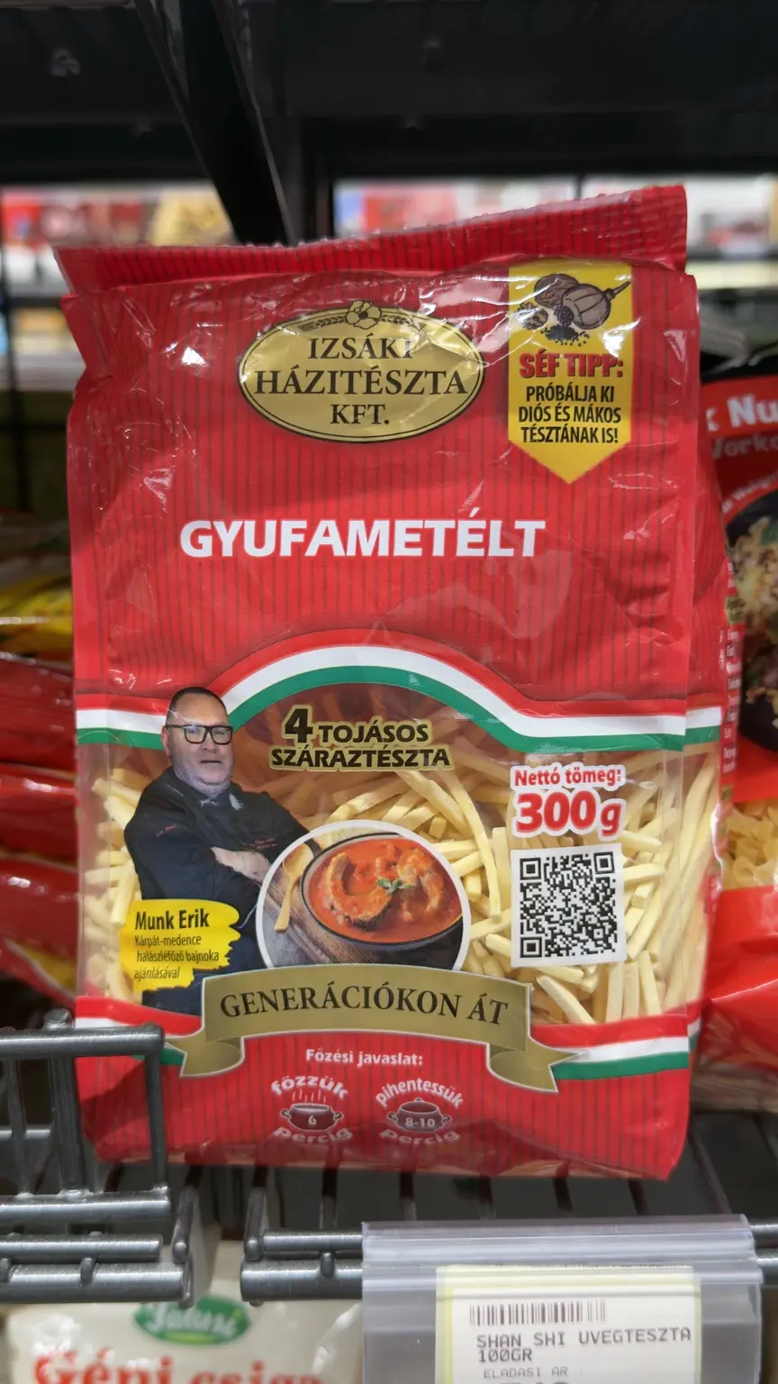 Izsáki Házi Tészta gyufametélt piros csomagolása Munk Erik ajánlásával, séftippel, QR-kóddal és Generációkon át felirattal