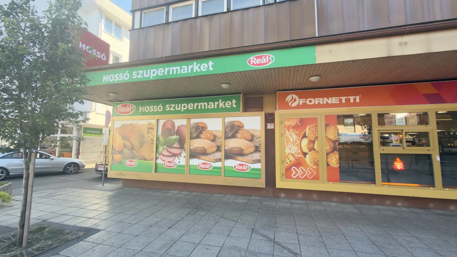 Hossó szupermarket Reál és Fornetti márkázású teljes utcai homlokzata Egerben