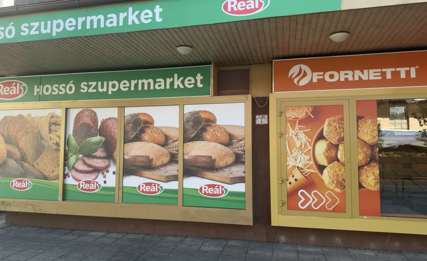 Reál termékképes ablakpanelek és narancs Fornetti értékesítési zóna közelebbről