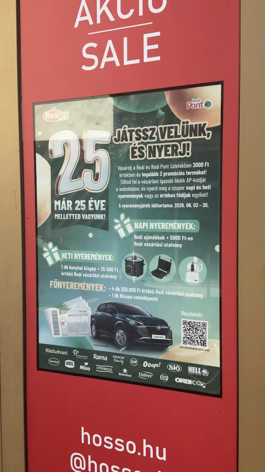 Reál 25 éves, június 30-ig tartó nyereményjátékának plakátja augusztus 13-án egy egri kirakat Akció Sale felületén