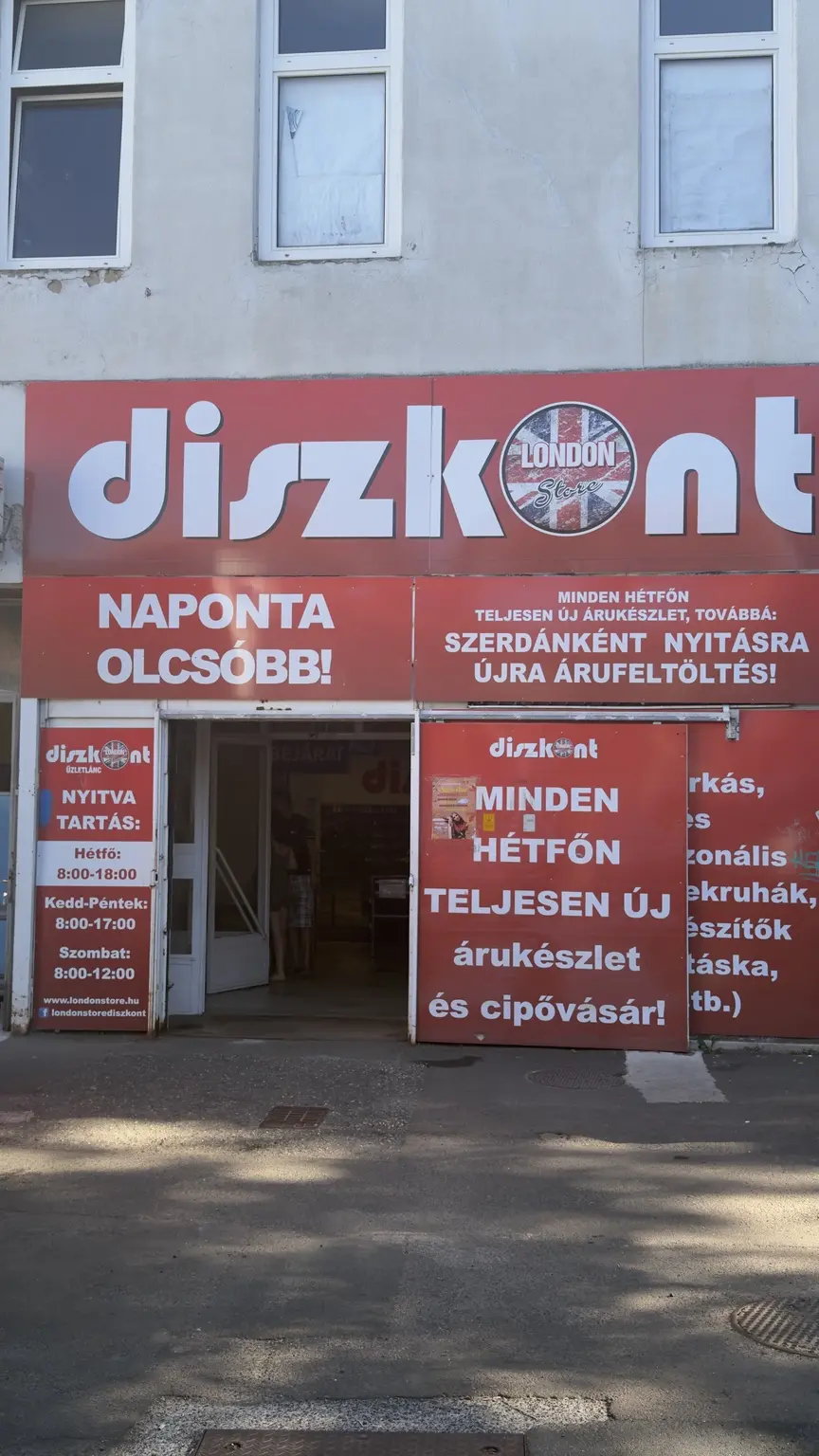 Diszkont London Store vörös homlokzata Naponta olcsóbb, hétfői új készlet és szerdai árufeltöltés feliratokkal