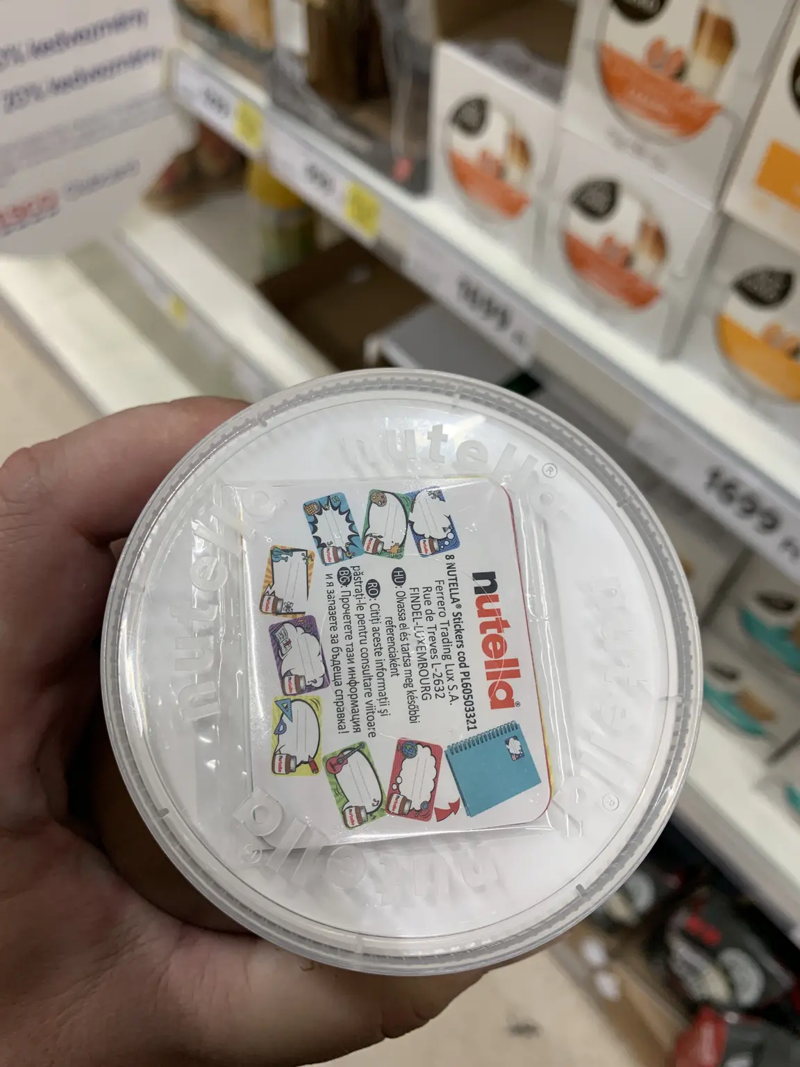 Nutella termék fedele a csomaghoz adott, üres felületű matricákat bemutató címkével