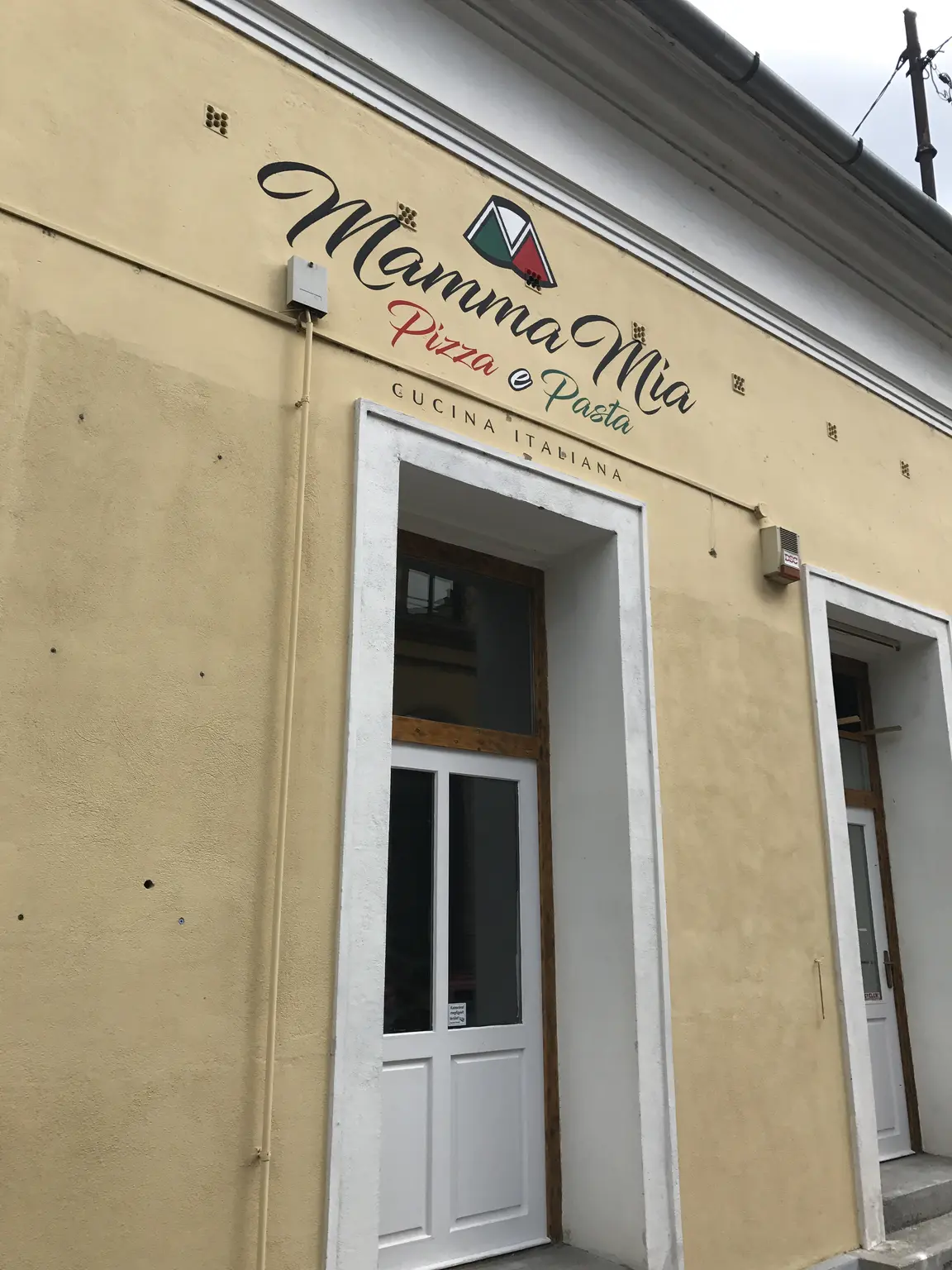 Mamma Mia Pizza e Pasta homlokzati felirat olasz színű emblémával és Cucina Italiana kiegészítéssel