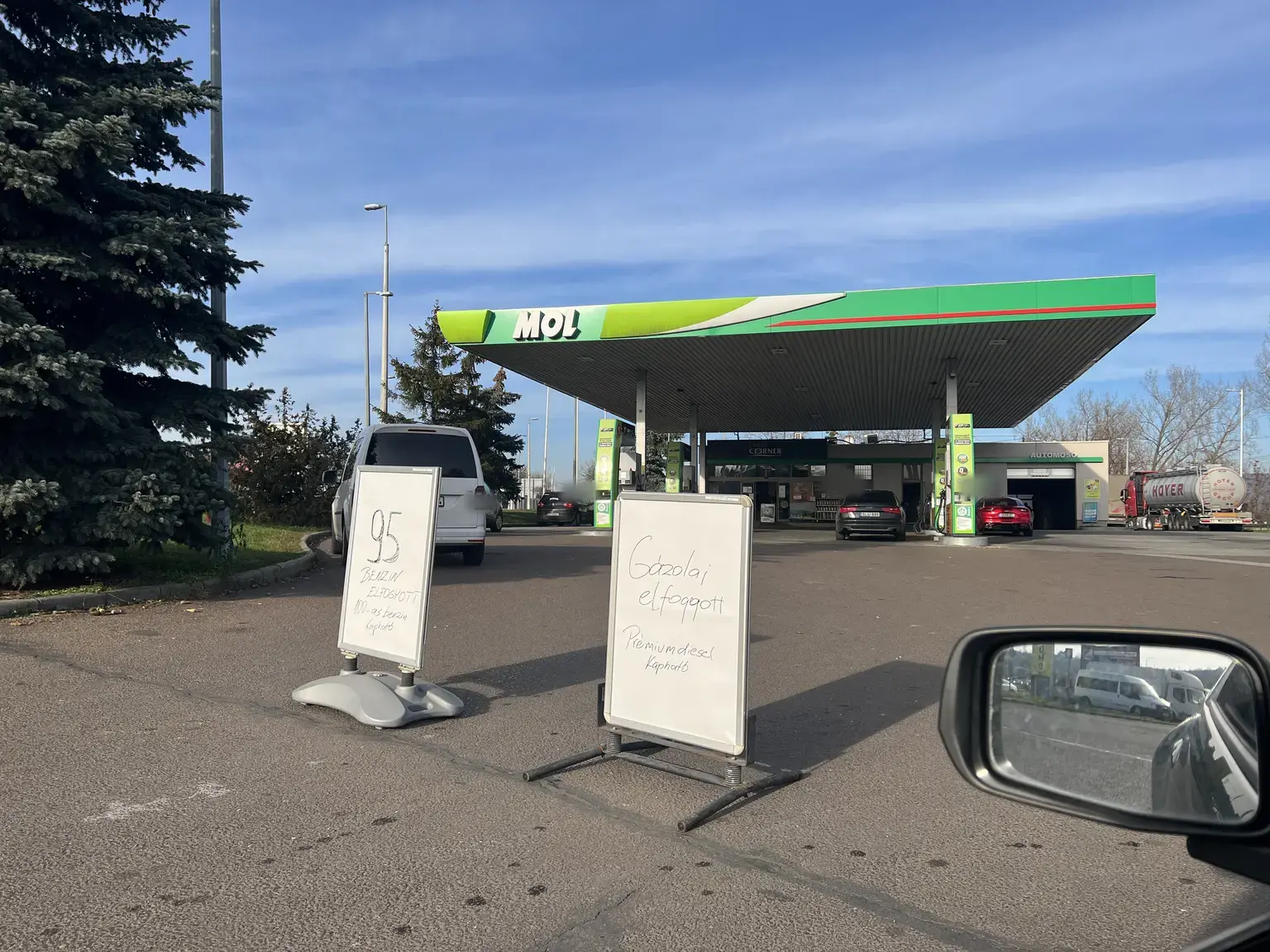 Kézzel írt készlethiány-táblák egy egri MOL töltőállomás bejáratánál, kapható prémium üzemanyagok megjelölésével