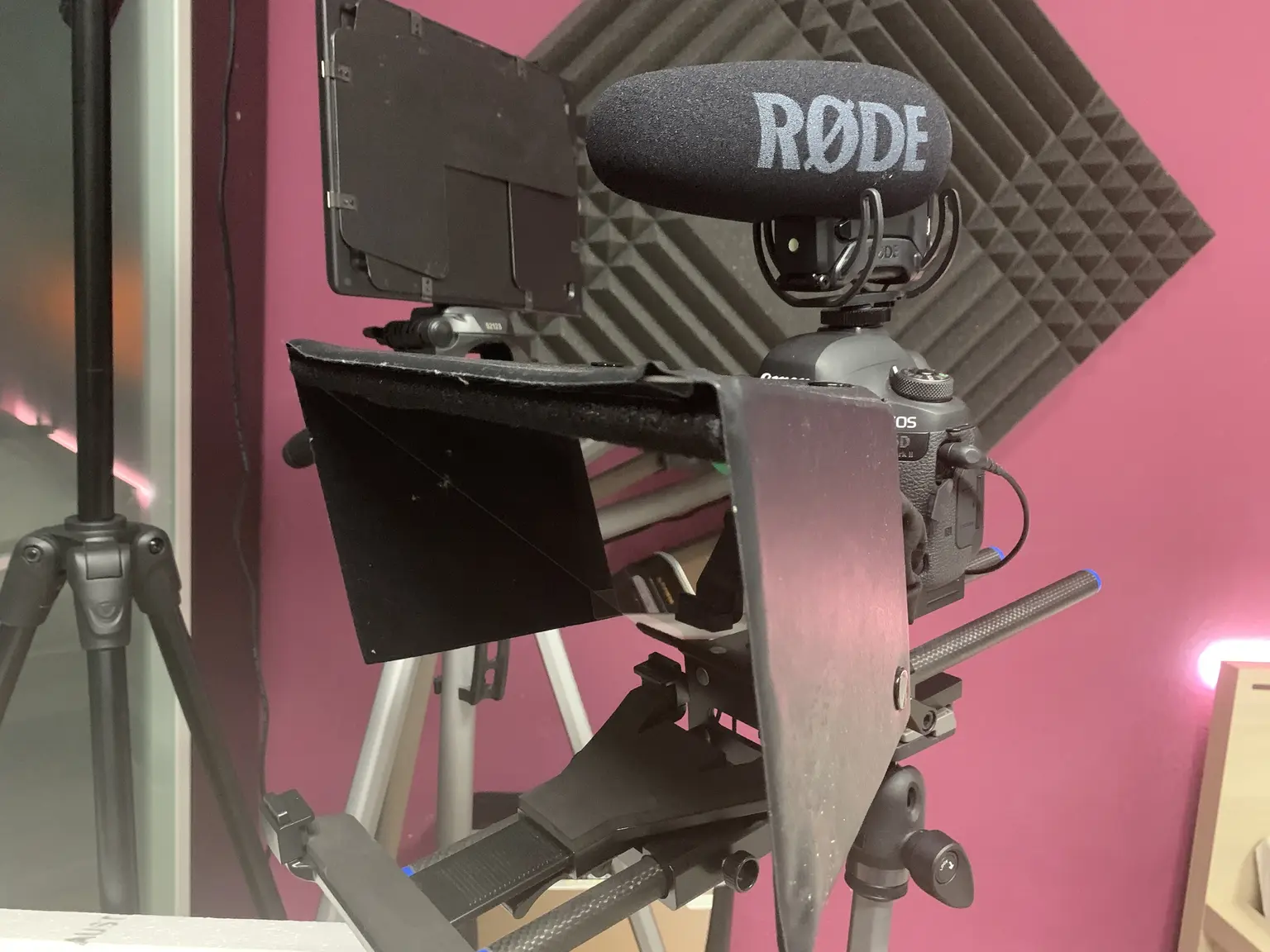 Kamera teleprompterrel, RØDE mikrofonnal és akusztikai panelekkel egy egri stúdióban