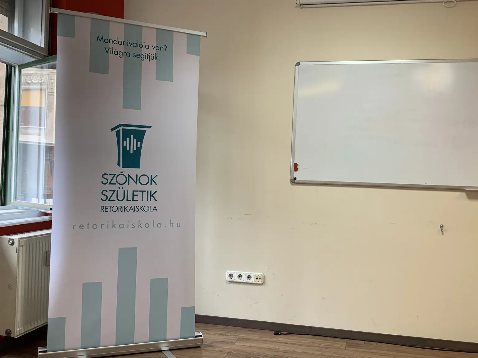Szónok születik Retorikaiskola roll-up a Mondanivalója van, Világra segítjük felirattal Budapesten
