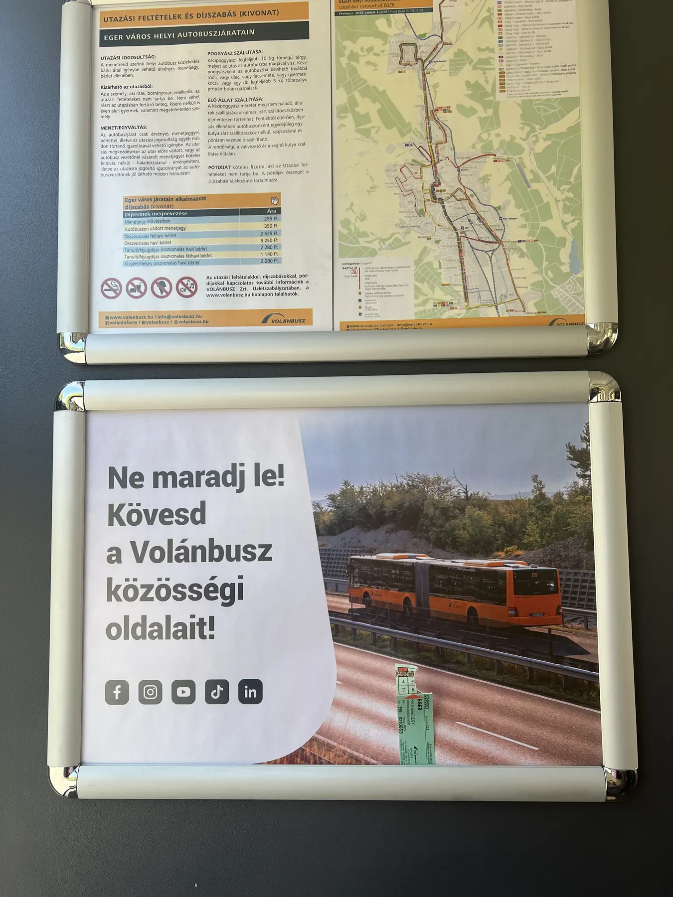 Volánbusz közösségi oldalait hirdető plakát egy egri helyi busz menetrendi térképe alatt