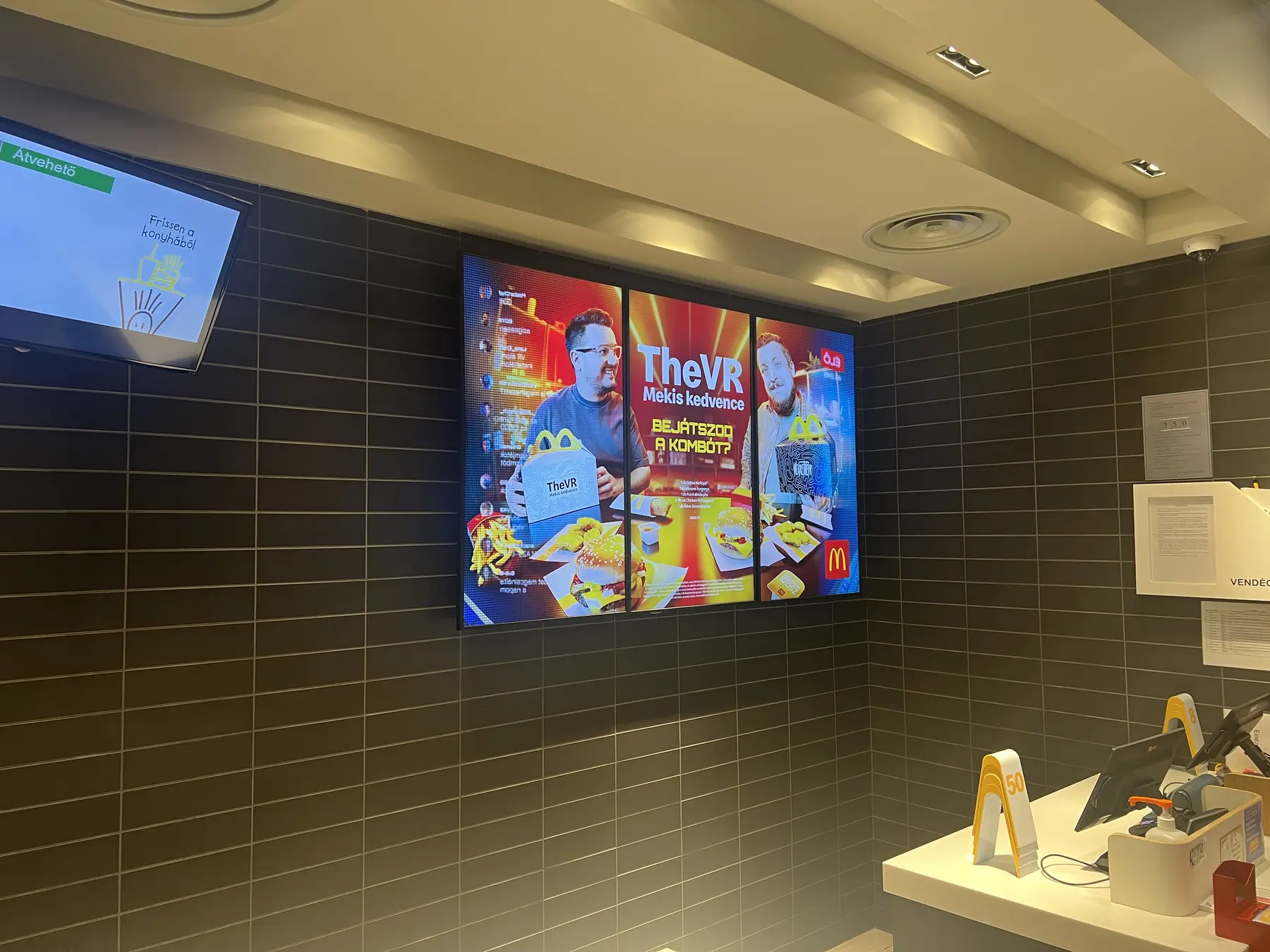 McDonald’s éttermi térben elhelyezett TheVR Mekis kedvence fényfal pénztárközelben