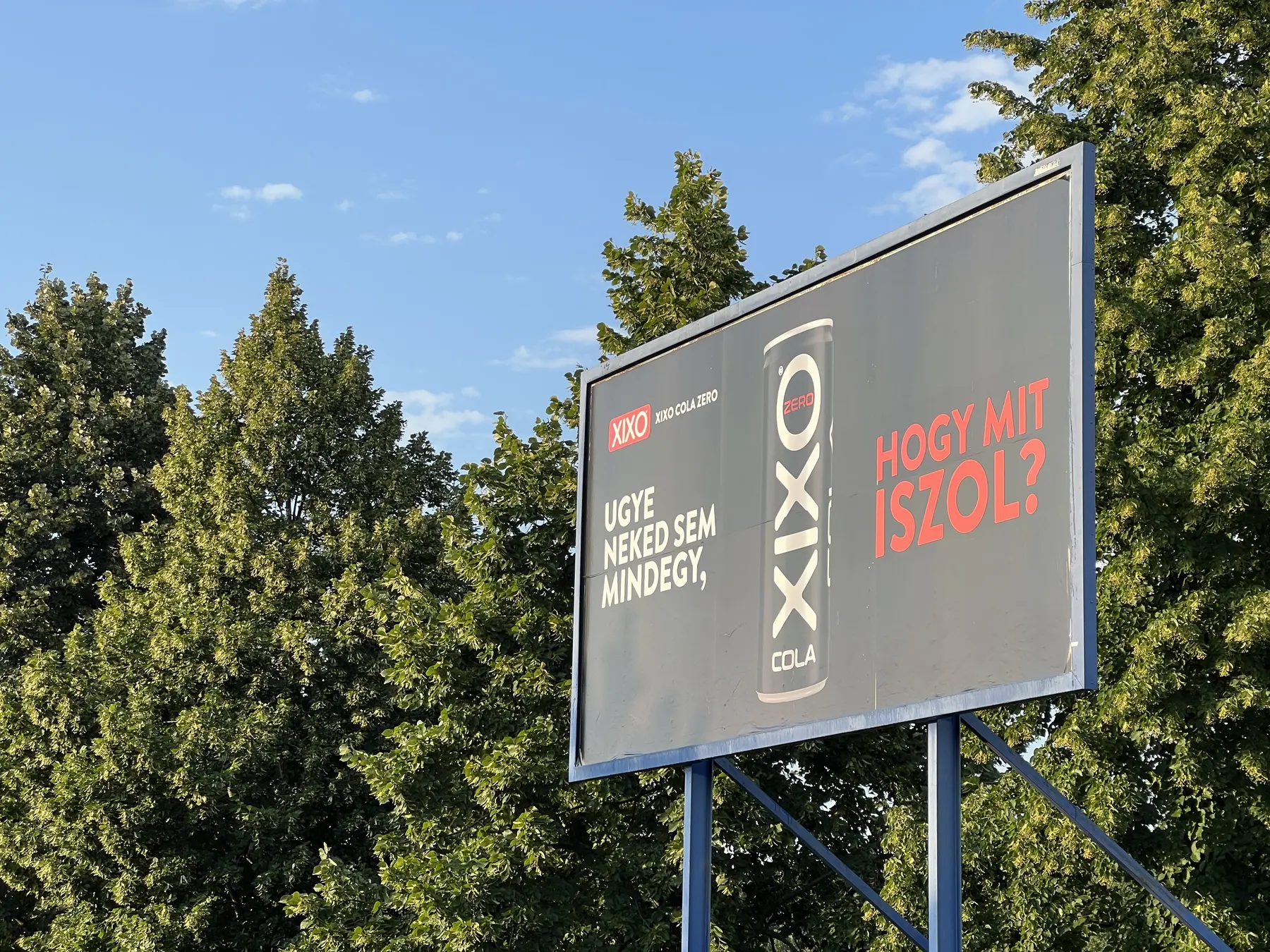 XIXO Cola Zero óriásplakát az Ugye neked sem mindegy, hogy mit iszol kérdéssel Egerben