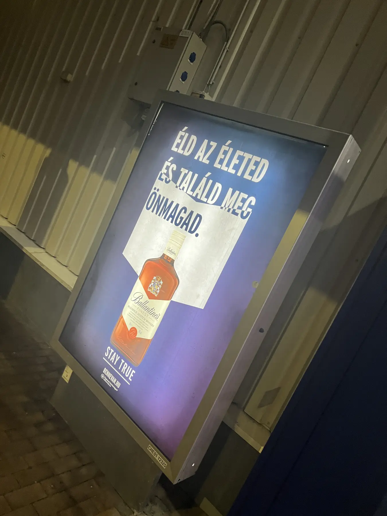 Ballantine’s whisky megvilágított reklámfelülete az Éld az életed és találd meg önmagad szöveggel Egerben