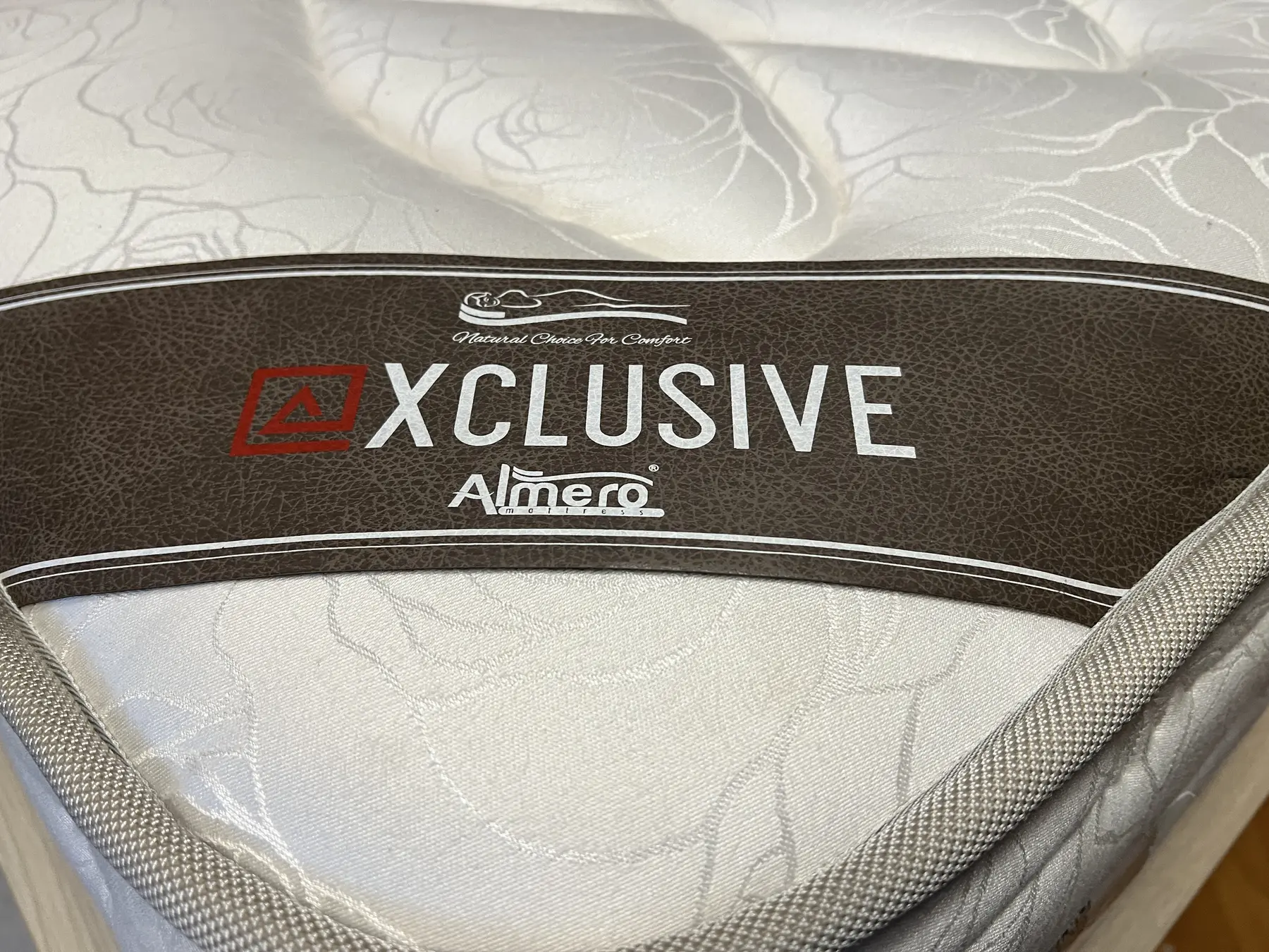Almero Exklusive felirat és Natural Choice For Comfort mondat közvetlenül egy matrac oldalfalán