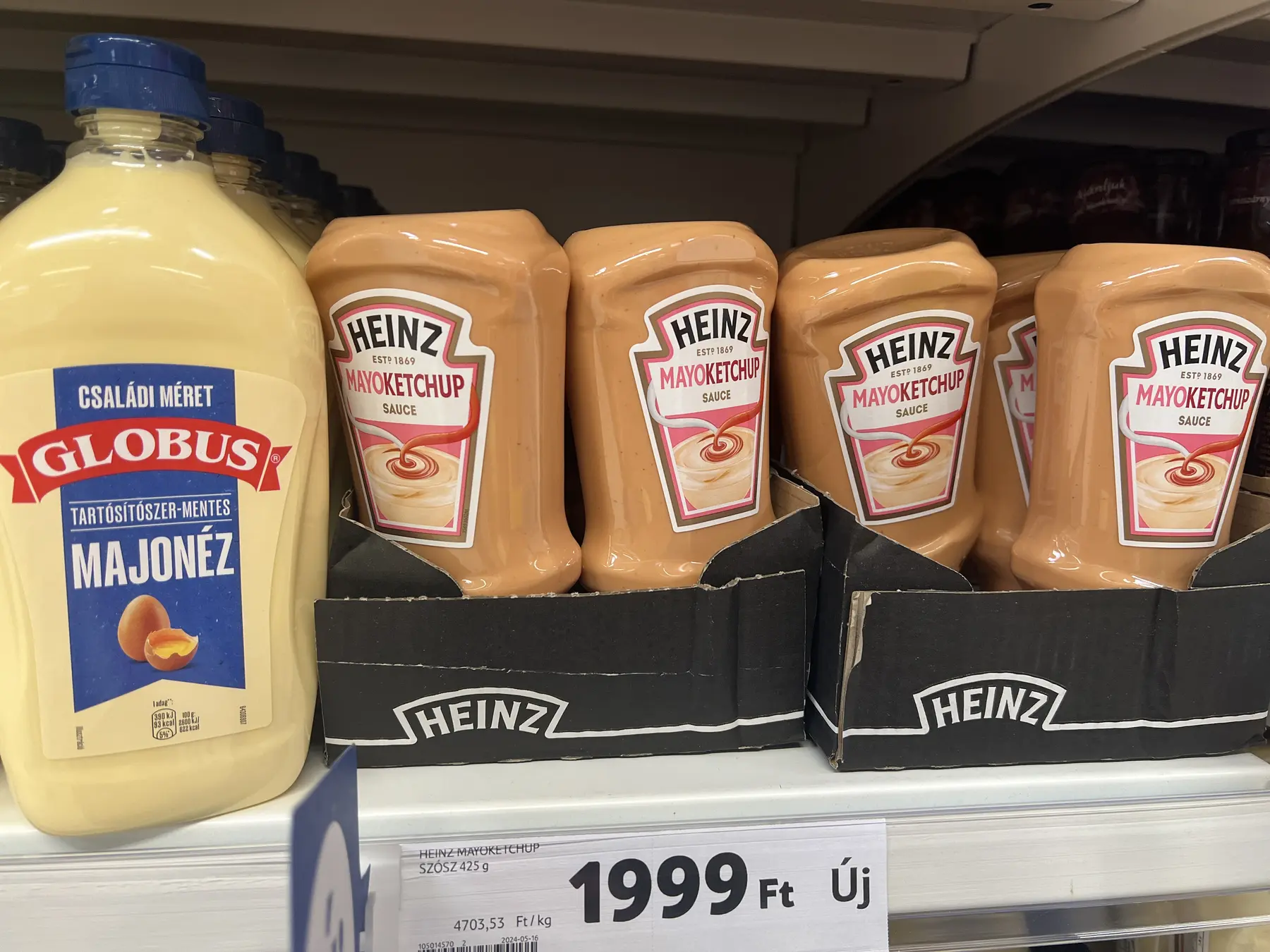 Heinz Mayoketchup palackok fekete tálcában egy nagy Globus majonéz mellett, polci árcímkével