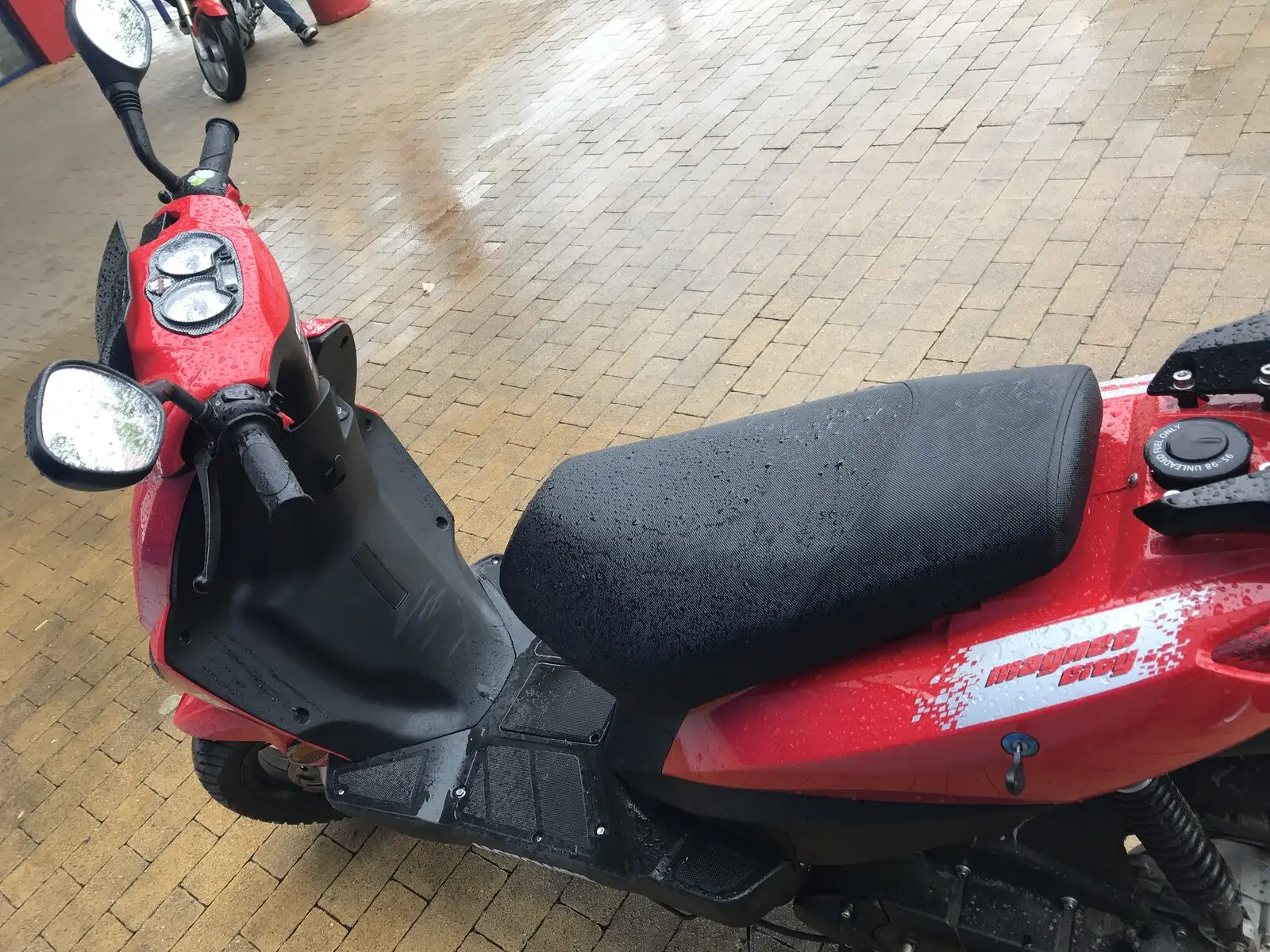 Piros Motowell robogó márkafelirattal az oldalfalán