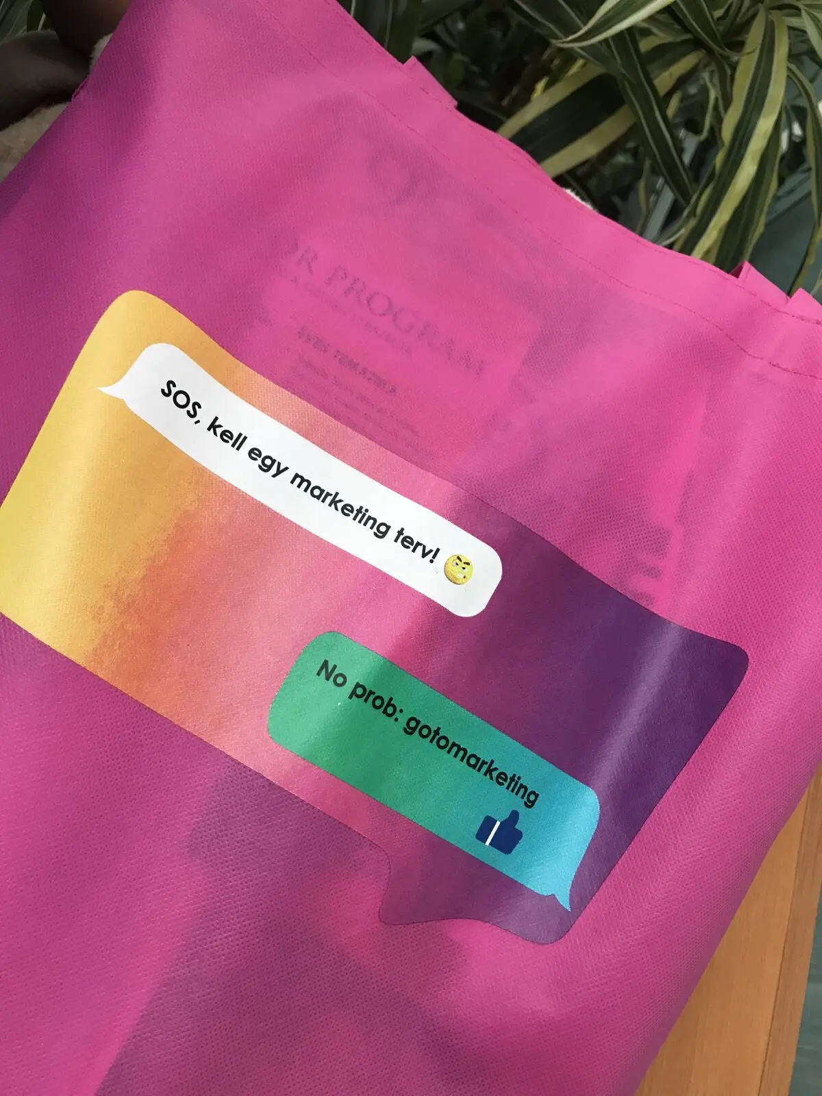 Pink táska marketingtervet kérő chatüzenettel és goformarketing válasszal