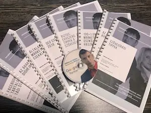 A képzési segédleteket és márkázott adathordozót mutató kompozíció kisebb változata
