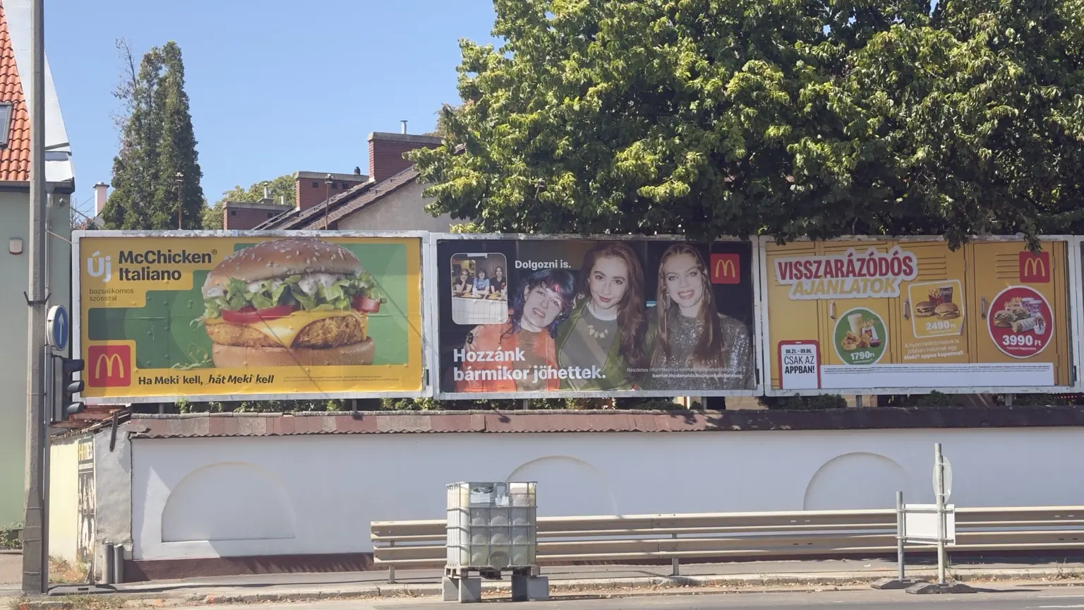 Három egymás melletti McDonald’s óriásplakát: új McChicken, álláslehetőség és alkalmazásban elérhető ajánlatok